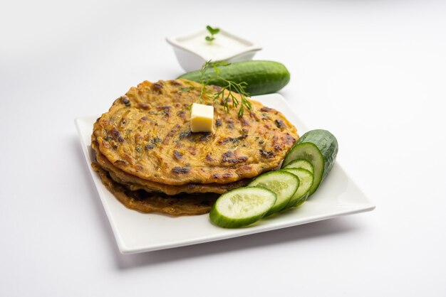 Maharashtrn Kakdi Thalipeeth ou paratha de pepino Punjabi, feito de kheera ralado fresco no café da manhã e sirva junto com iogurte