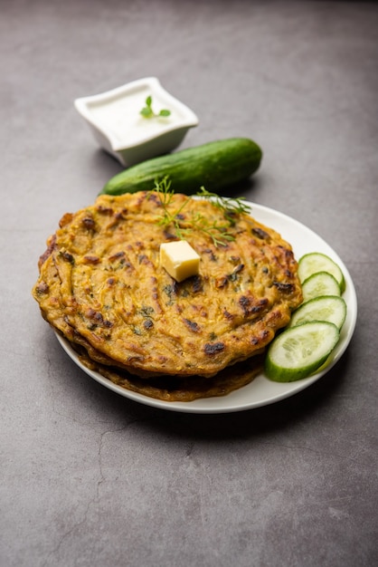 Maharashtrn Kakdi Thalipeeth ou paratha de pepino Punjabi, feito de kheera ralado fresco no café da manhã e sirva junto com iogurte