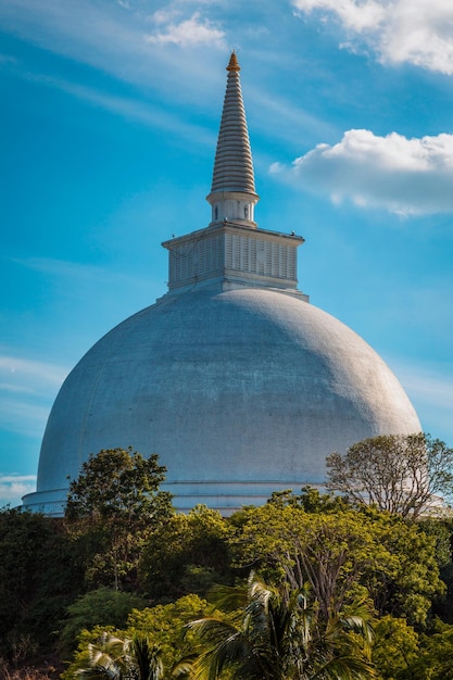 Mahaseya dagoba buddhistischer stupe in mihintale sri lanka bei sonnenuntergang