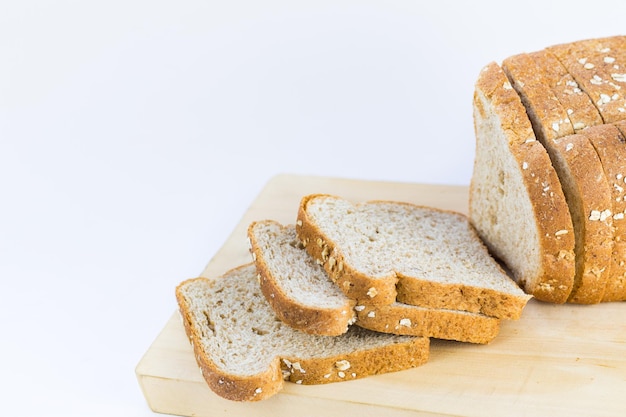 Mahlzeit Bio-Vollkornbrot in Scheiben geschnitten mit Hafer im Esszimmer