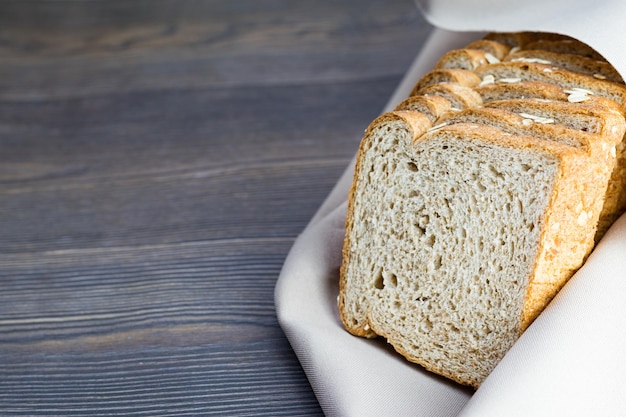 Foto mahlzeit bio-vollkornbrot in scheiben geschnitten mit hafer im esszimmer