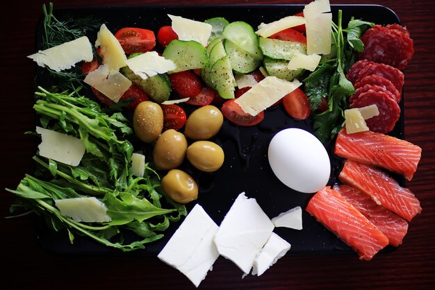 Foto mahlzeit mit frischen tellern