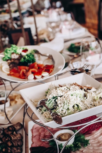 Mahlzeit Verschiedene Speisen auf dem Tisch Abendessen oder Mittagessen