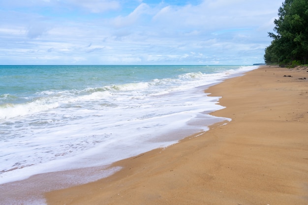 Foto mai khao beach in phuket sind sauber und ruhig