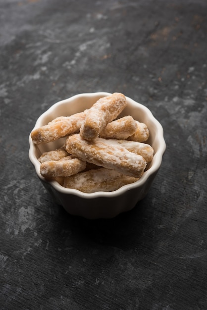 Maida Petha aus Maismehl mit Zuckersirupüberzug