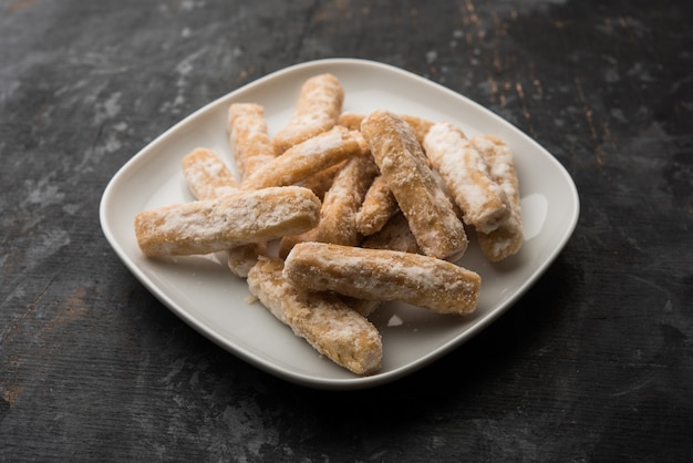 Maida Petha aus Maismehl mit Zuckersirupüberzug