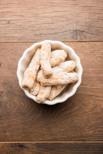 Maida Petha aus Maismehl mit Zuckersirupüberzug