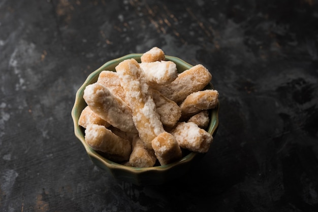 Maida Petha aus Maismehl mit Zuckersirupüberzug