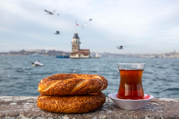 Maiden Tower und türkischer Bagel mit türkischem Tee, Istanbul / Türkei