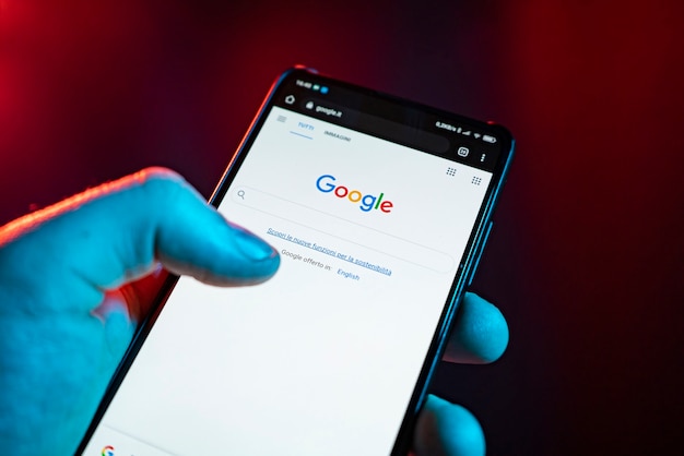 MAILAND, ITALIEN 21. OKTOBER 2021: Smartphone mit Google-Suchdetail