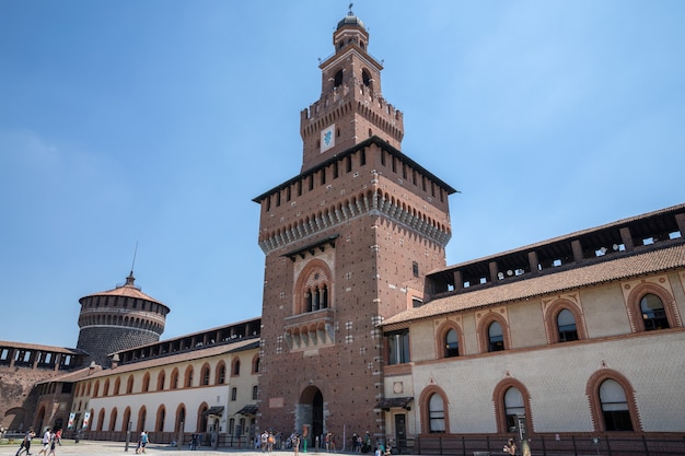 Mailand, Italien - 27. Juni 2018: Panoramablick auf das Äußere der Burg Sforza (Castello Sforzesco) ist in Mailand. Es wurde im 15. Jahrhundert von Francesco Sforza . erbaut