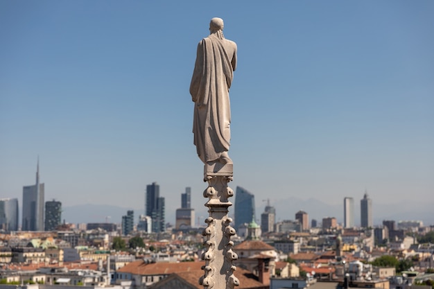 Mailand, Italien - 27. Juni 2018: Panoramablick auf die Stadt Mailand mit modernen Gebäuden vom Mailänder Dom (Duomo di Milano). Sonniger Sommertag und blauer Himmel