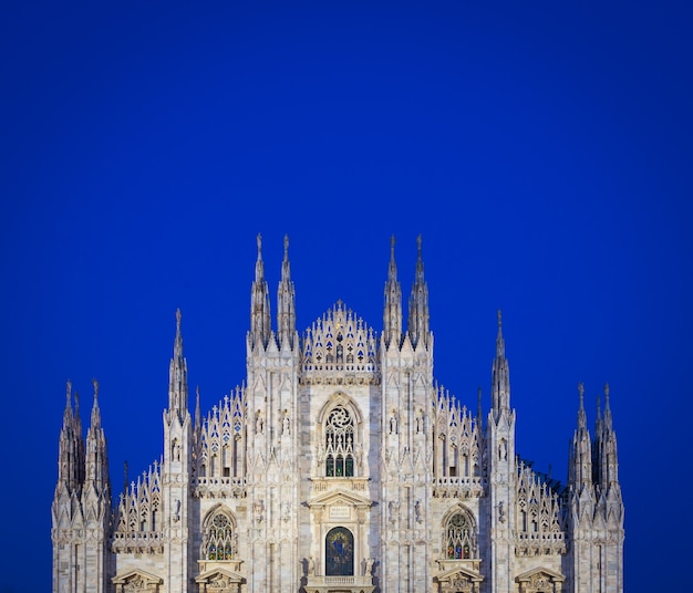 Mailand, Italien - 28. APRIL 2018: Touristen während der blauen Stunde fotografieren auf dem Domplatz, dem Wahrzeichen der Stadt.