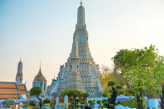 Main Prang des Tempels der Morgenröte oder Wat Arun in der Dämmerung Bangkok Thailand