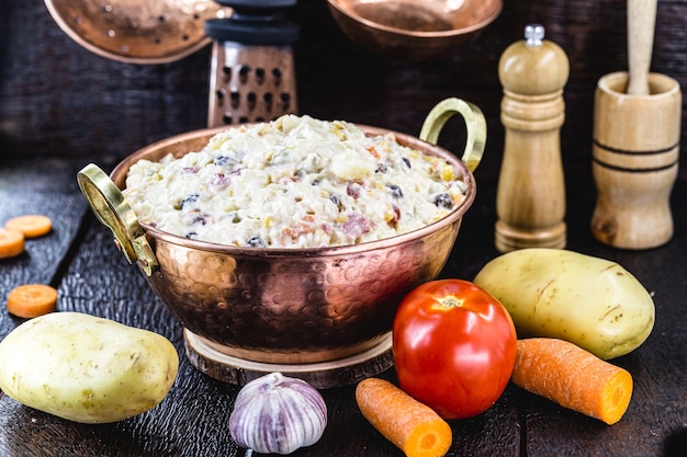 Maionese brasileira, maionese com legumes picados, legumes e frutas ao redor