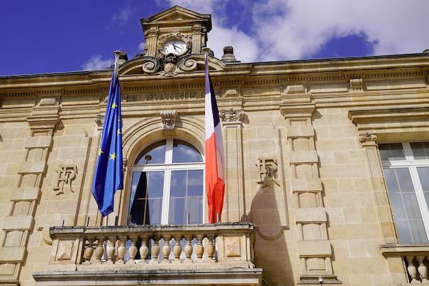 Mairie bedeutet Rathaus in der französischen Stadt Bouliac mit französischer und europäischer Flagge an der Gebäudewand im Freien