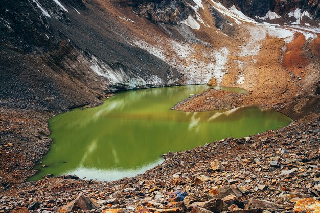 Mais belo lago glacial de cor verde ácido