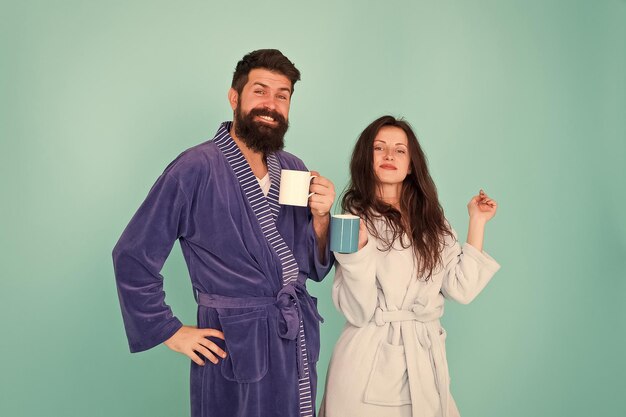 Mais café relaxe com café feliz dia da família homem e mulher bebem xícara de chá Passando ótimos momentos em casa casal apaixonado aproveita o uso matinal roupão aconchegante Tem um sabor delicioso na hora do café da manhã