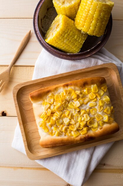 Mais-Kuchen auf Holztisch