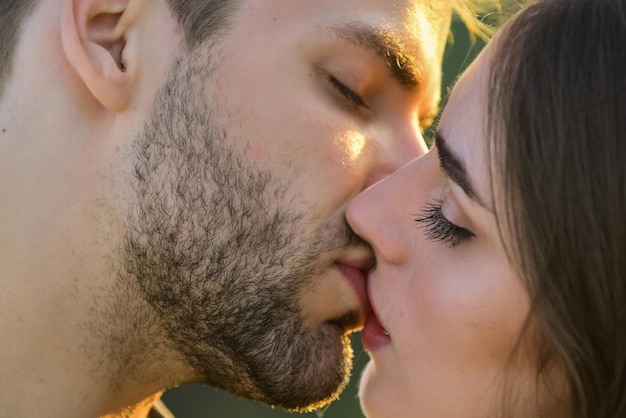 Mais macio que seda. beijo lindo delicado. homem beijo mulher. Casal apaixonado. Eu amo Você. Bocas de closeup beijando. relações românticas. casal beijando amor na lua de mel. beijando o retrato do casal.