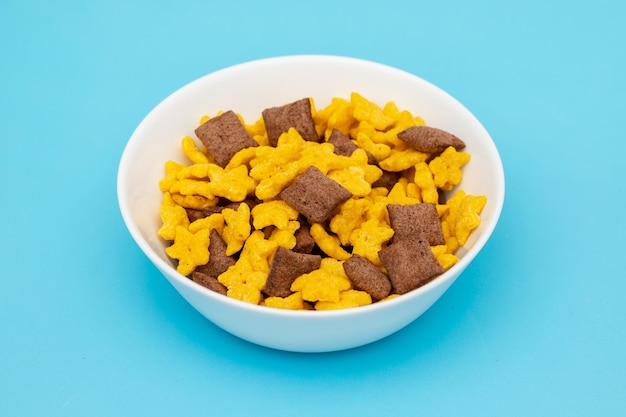 Foto mais- und schokoladenfrühstücksflocken in einer schüssel