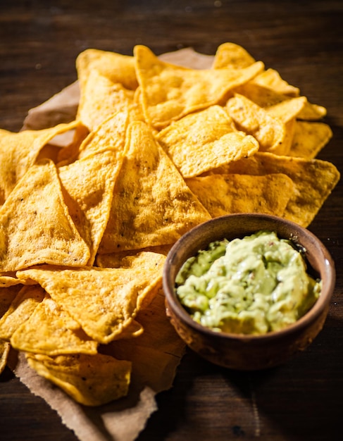 Maischips mit Avocadosauce