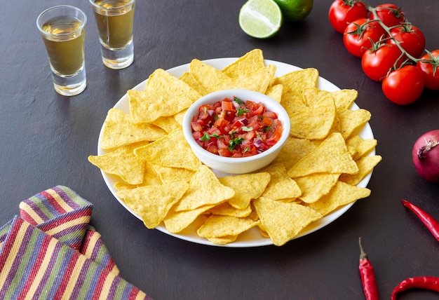 Maischips Nachos mit Salsa-Dip. Mexikanische Nahrung. Vegetarisches Essen.