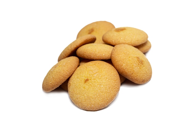 Maisgelbe Kekse isoliert auf weißem Hintergrund