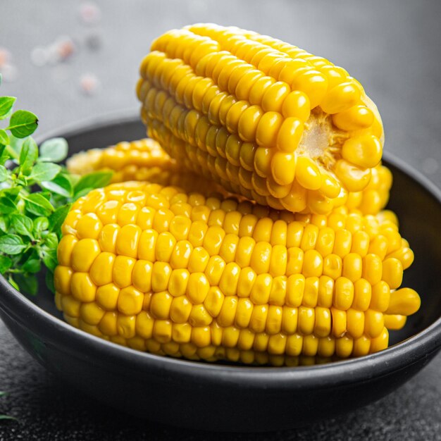 Maiskolben frischer Süßmaiskolben gekochtes Maiskolb Gemüse gesundes Essen Snack auf dem Tisch