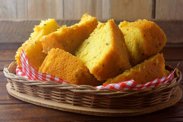 Maiskuchen in Korb geschnitten