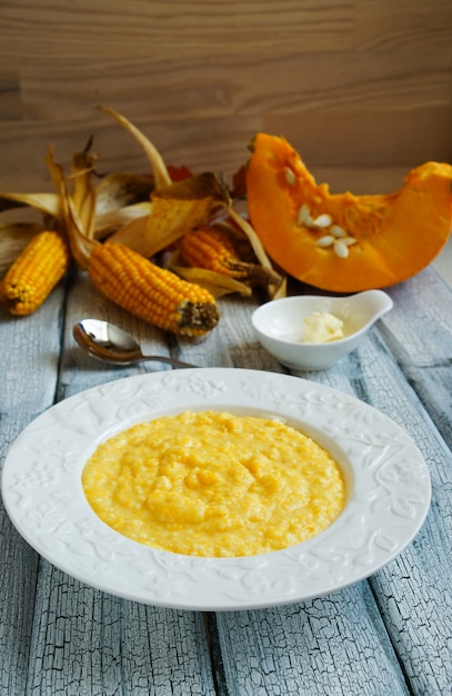 Maiskürbisbrei auf der weißen Platte mit Butter