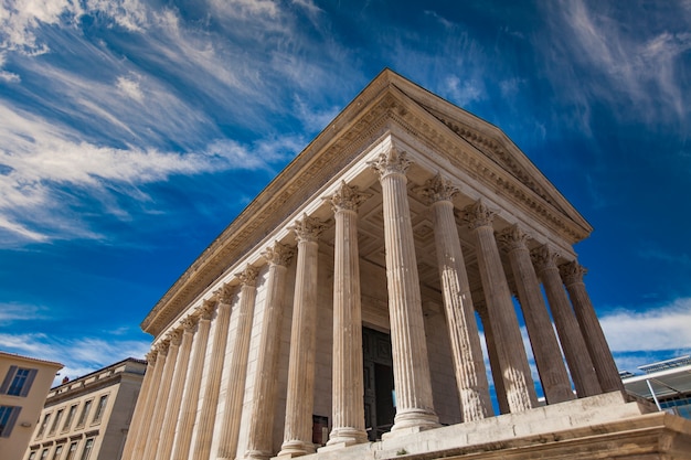 Foto maison carree templo romano en nimes, francia