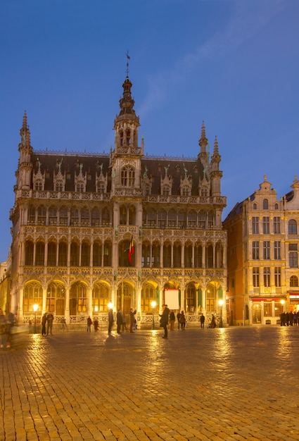 Maison du Roi iluminada por la noche, Bruselas, Bélgica