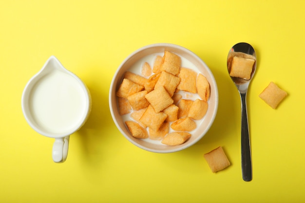 Maispads mit Milch zum Frühstück auf dem Tisch Nahaufnahme