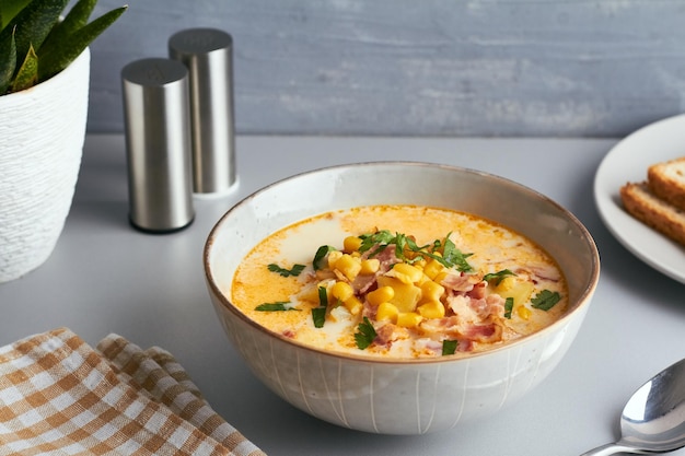 Maissuppe cremige Suppe mit Mais-Sellerie-Zwiebel-Speck-Sahne-Milch