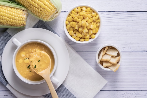 Maissuppe in Schüssel. Maissuppe in der weißen Schüssel