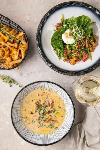 Maissuppe und -gemüse mit Zuckermais-Garnelen und Speck Brauner hölzerner Hintergrund Draufsicht