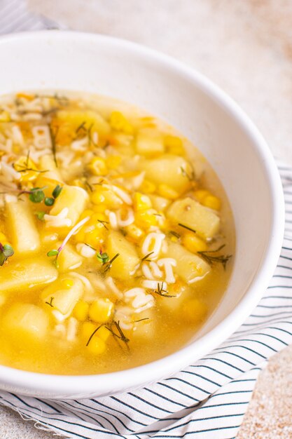 Foto maissuppe vegetarisch erster gang gemüsekartoffeln pasta alphabet gemüsebrühe kein fleisch frisch