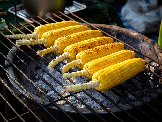 Maíz asado a la parrilla, comida callejera lista para servir. Verduras a la plancha, comida vegetariana, maíz a la barbacoa.