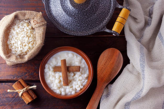 Foto maíz blanco cocinado con leche conocida como canjica, canjicão o mungunza, plato típico de la gastronomía brasileña.