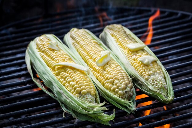 Maíz caliente a la parrilla con mantequilla y sal