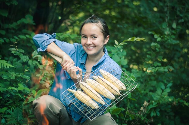 maíz cocido en la naturaleza en una barbacoa