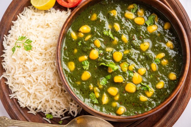 Maíz dulce Palak sabzi también conocido como espinacas Makai curry sabji menú del plato principal del norte de la India