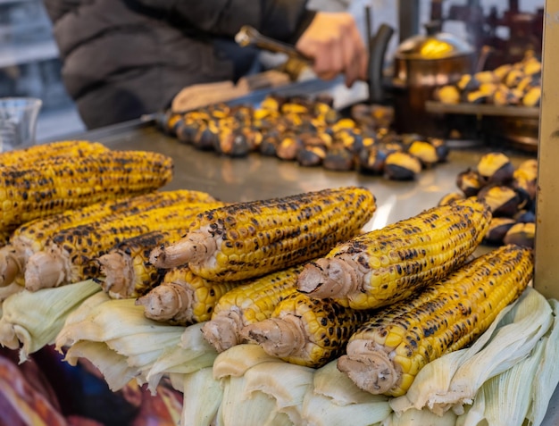 Maíz dulce a la plancha. Pila de maíz a la parrilla en el mostrador.