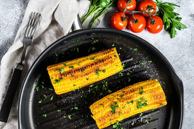 Maíz dulce a la plancha con pimentón, sal y cilantro.