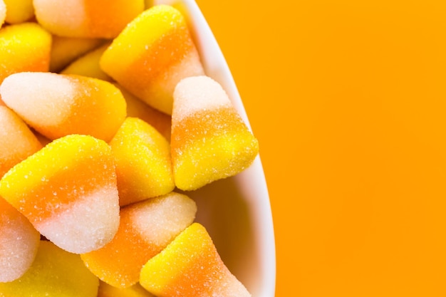 Foto maíz dulce preparado como golosinas de halloween.