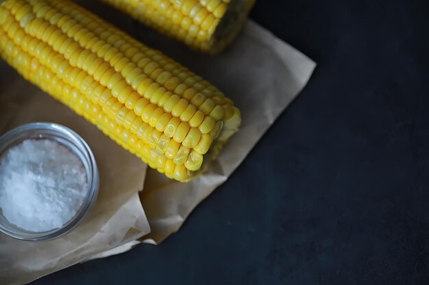 Foto maíz fragante recién hecho con sal. bocadillo de granja de maíz fresco. desayuno saludable y concepto de estilo de vida saludable.