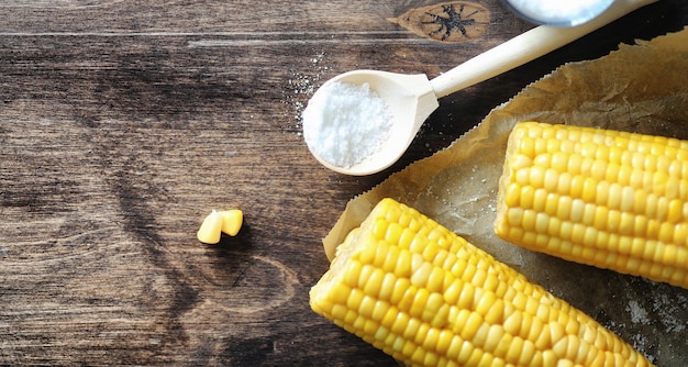 Maíz fresco Comida natural de mazorca de maíz con sal Comida rural mexicana Comida saludable Las mazorcas de maíz hervidas y fritas en una mesa de madera se sirven con sal