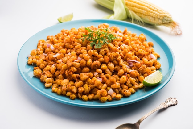 Foto el maíz frito crujiente es un aperitivo de inicio chatpata de la india, servido en un tazón, enfoque selectivo