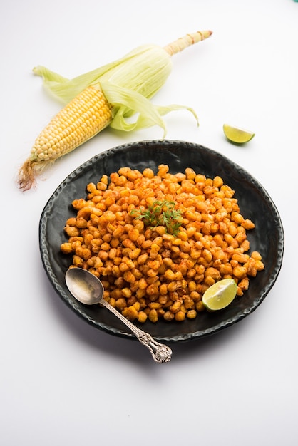 El maíz frito crujiente es un aperitivo de inicio Chatpata de la India, servido en un tazón, enfoque selectivo